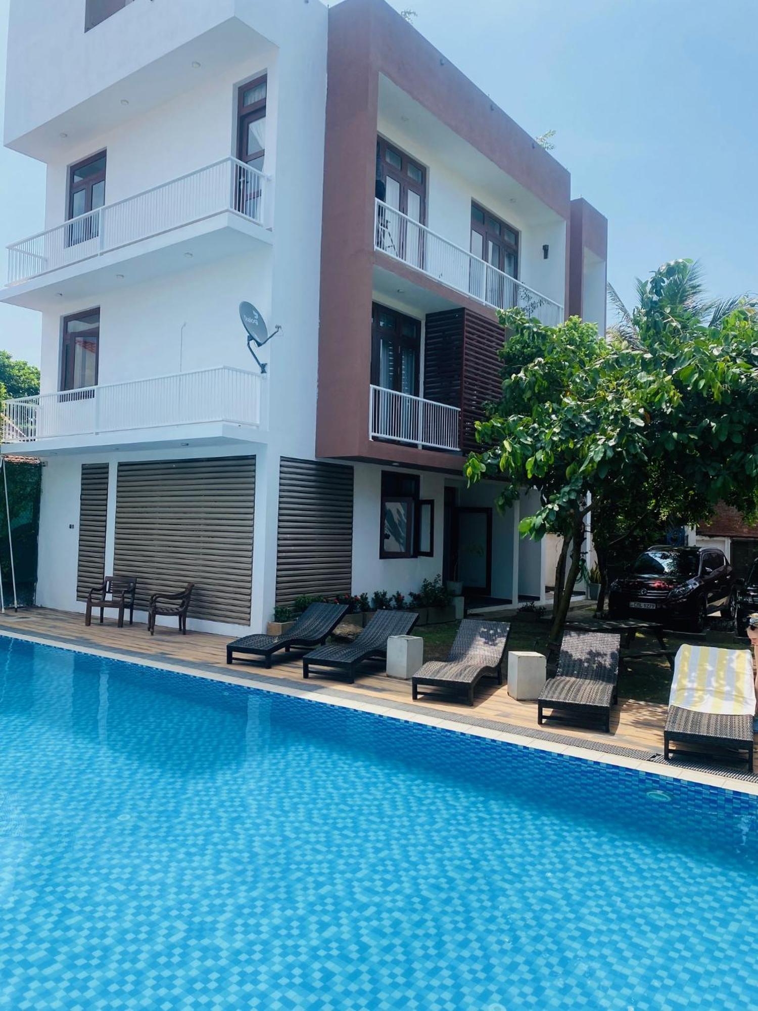 Hotel Cloud 9 Negombo Exterior photo